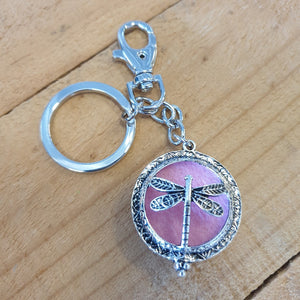 Dragonfly - Dragonfly Oil Diffusor Keyring - Bag Chain - Keychain Gift.  The Dragonfly symbolizes change, transformation, adaptability and self realization.   Add a few drops of your favourite essential oils to your Dragonfly keychain pad, and hang on your keys, bag in your car or office to have benefits of your oils around you.   Silver keychain - Double mini magnet closing - Light pink oil pads x 3 - Come in  Cotton Tribal gift bag - Keychain 3.5 x 12 cm 