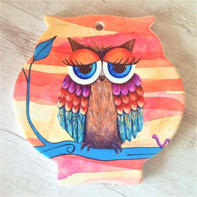 Our beautiful quirky owl on a branch, is the perfect gift to brighten up any passionate owl lovers kitchen or table.  Quality ceramic | Owl shaped | Cork non slip backing | 16 x 16 cm | Glossy finish | Hole to hang | Protect your bench tops from hot pots, use as a large coaster or display to brighten up kitchen.